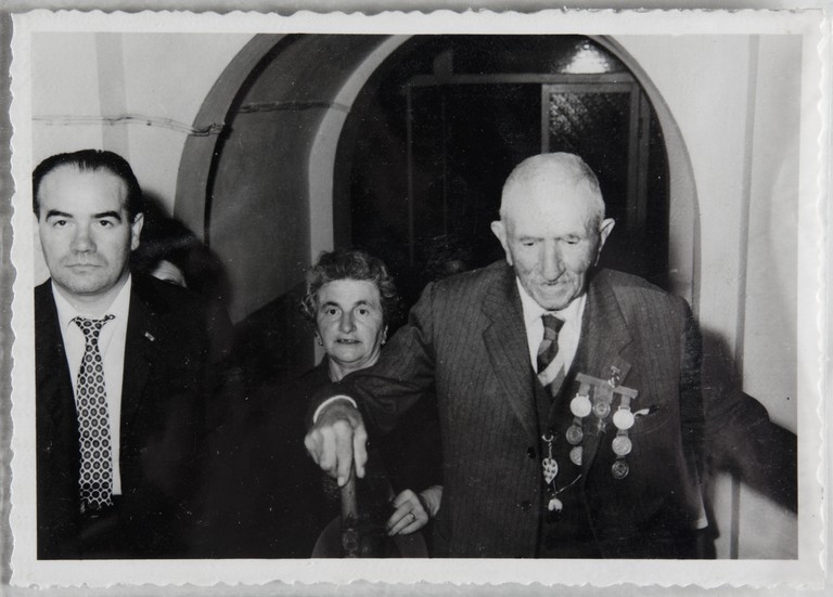 Poggibonsi, 18-19 luglio 1964, XX° anniversario della liberazione e conferimento ad Alcide Cervi della cittadinanza onoraria. Alcide Cervi accompagnato dalla figlia Diomira